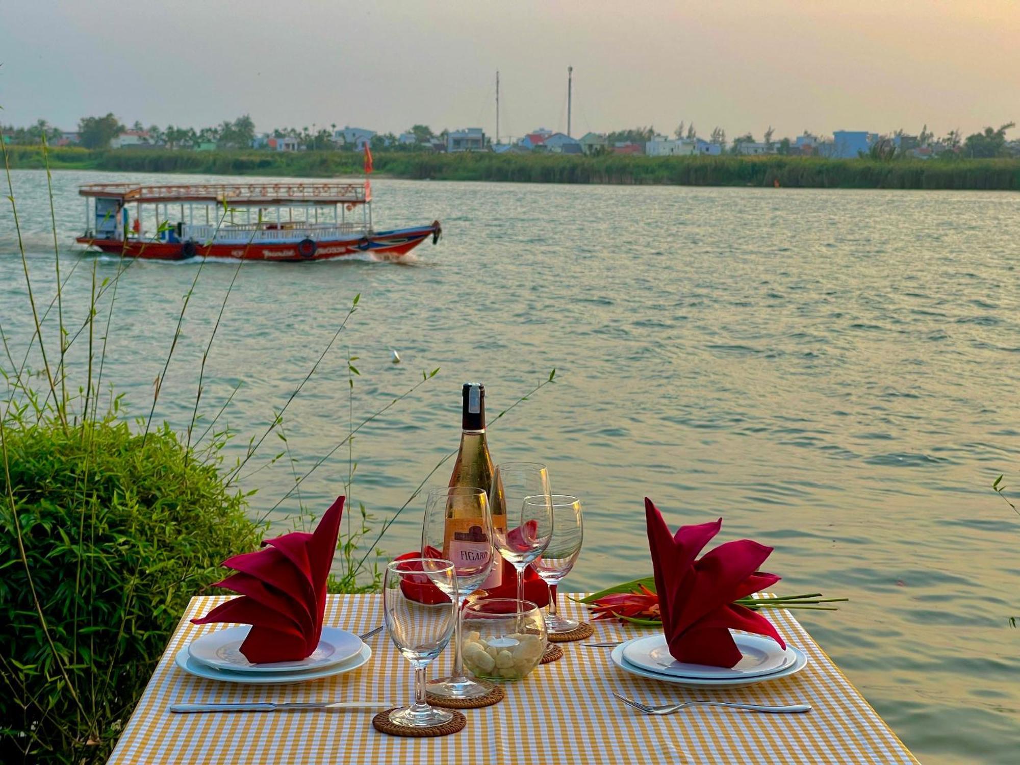 Bel Marina Hoi An Resort Exterior foto Sunset at the river